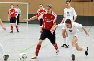 Einen 
guten Abschluss fand auch der SV Westerheim, der beim 
Hallenfußballturnier in der Jahn-Sporthalle auf dem dritten Platz 
landete. Hier bestreitet der SVW ein Gruppenspiel gegen den TSV 
Gruibingen.